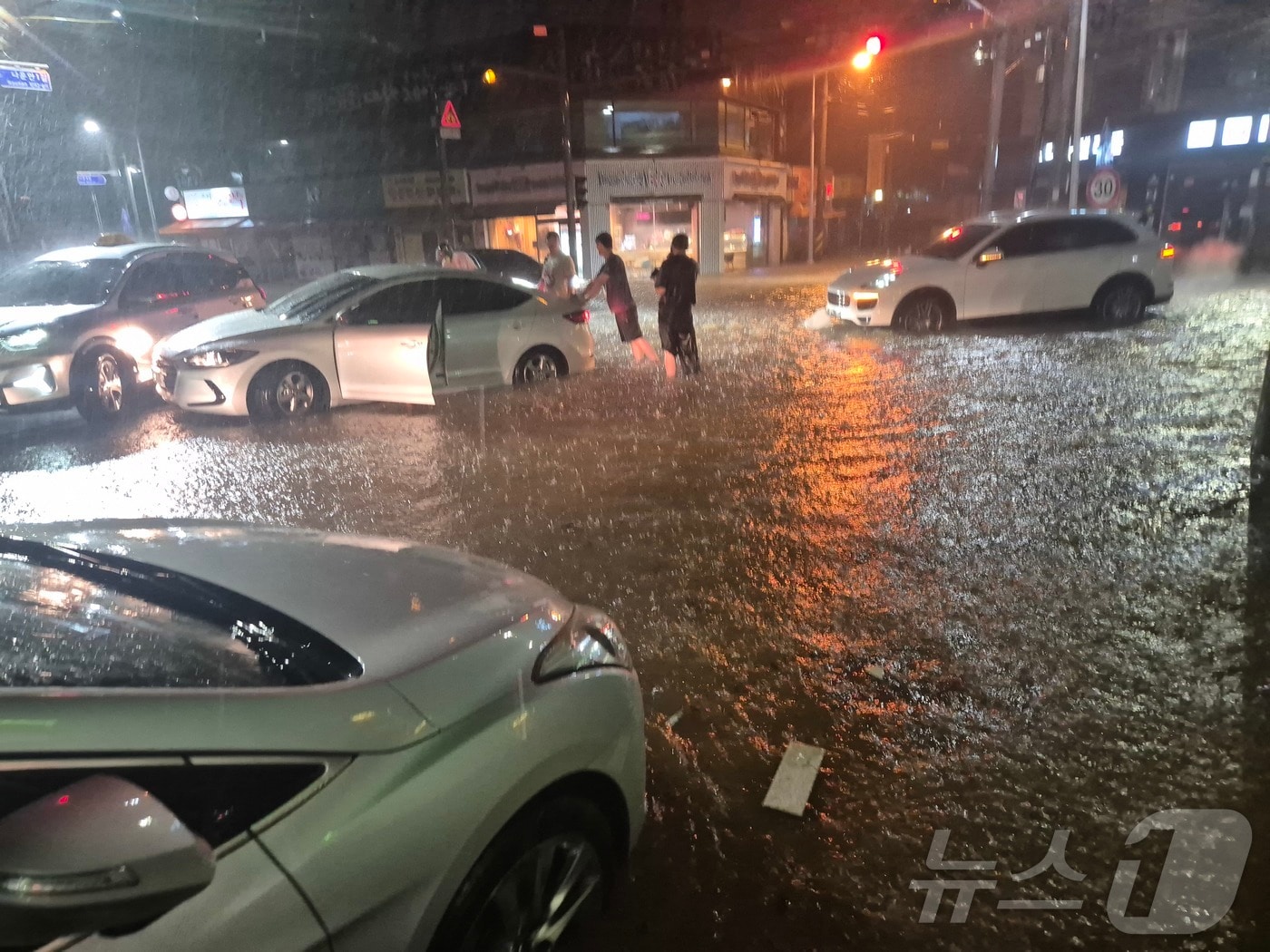 전북지역에 극한호우가 내린 6일 밤 전북 군산에 내린 비로 도로 곳곳이 침수되면서 차량 침수가 잇따라 발생하고 있다.&#40;독자제공. 재판매 및 DB금지&#41; 2025.9.7/뉴스1 ⓒ News1 장수인 기자
