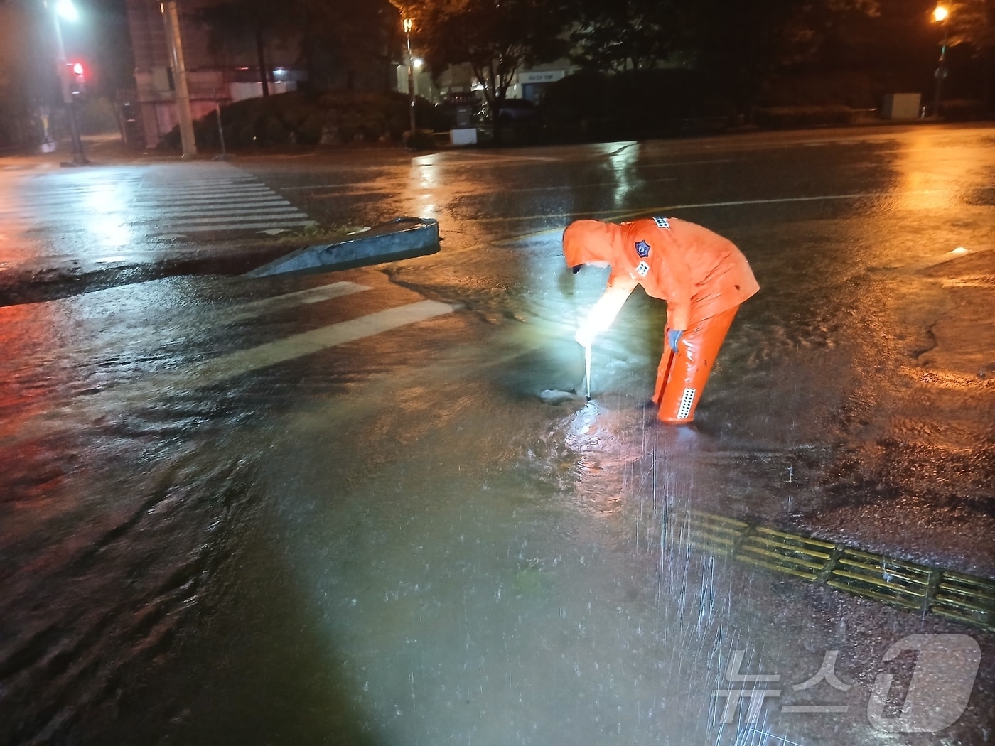 전북지역에 극한호우가 내린 7일 오전 전북 전주시 완산구 효자동 2가의 도로가 침수돼 소방대원이 하수구를 개방하고, 도로 위 장애물 등 위험요소를 제거하고 있다.&#40;전북소방 제공. 재판매 및 DB금지&#41; 2025.9.7/뉴스1 ⓒ News1 장수인 기자