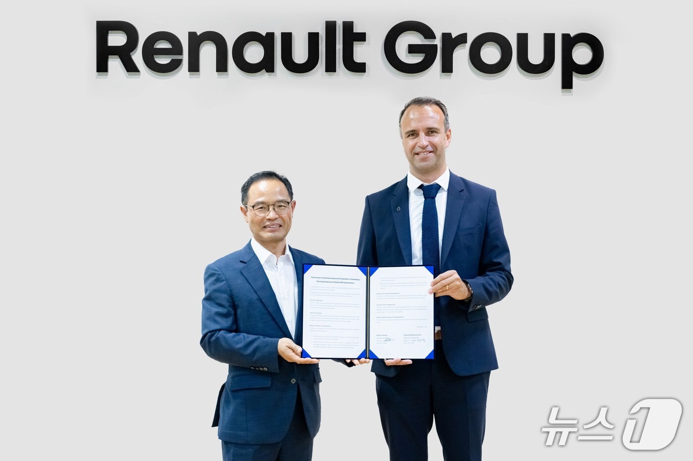 르노코리아-대한LPG협회 'LPDi 하이브리드 자동차 양산 개발을 위한 업무협약' 체결식. 니콜라 파리 르노코리아 사장(오른쪽)과 이호중 대한LPG협회장.(르노코리아 제공)