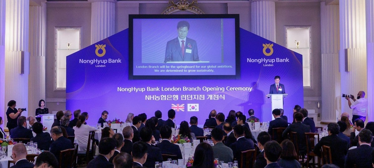 지난 5일 농협은행 강태영 은행장이 런던지점 개점식에서 환영사를 하고 있다.