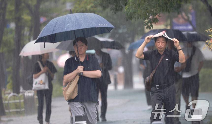 비 내리는 길거리에 시민들이 발걸음을 옮기고 있다. 뉴스1 DB ⓒ News1 김태성 기자