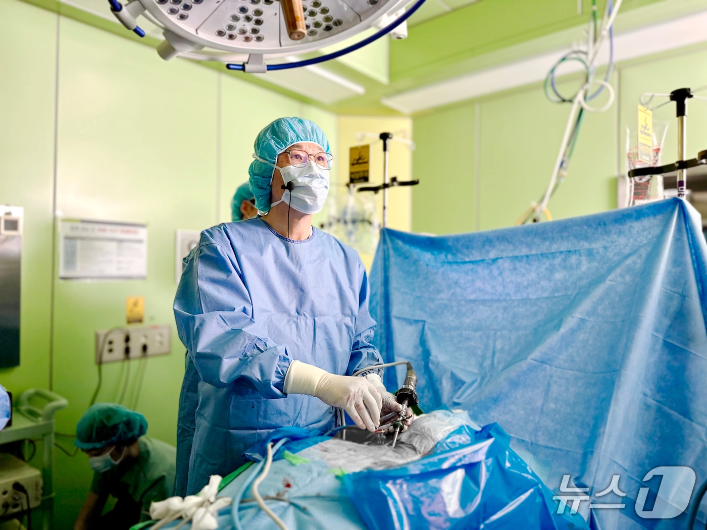 아시아스파인 학회에서 양방향 내시경을 이용한 경추 후방 감압술을 시연하는 박철웅 대전우리병원 박사&#40;우리병원 제공&#41; /뉴스1