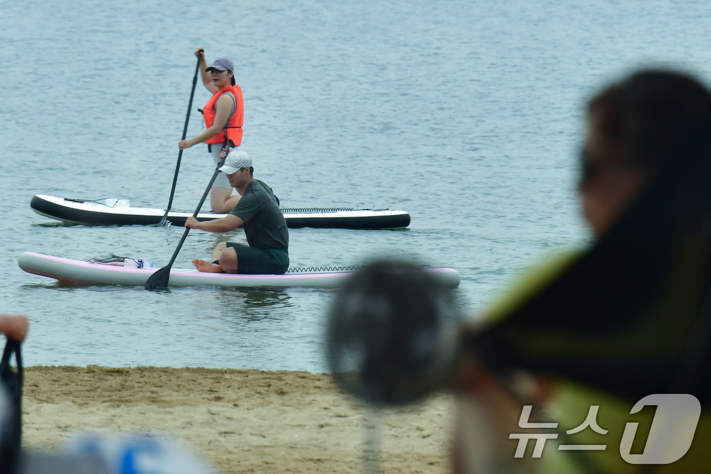 절기상 백로인 지난 7일 경북 포항시 북구 영일대해수욕장에서 시민과 관광객들 더위를 식히고 있다. 2025.9.7/뉴스1 ⓒ News1 최창호 기자