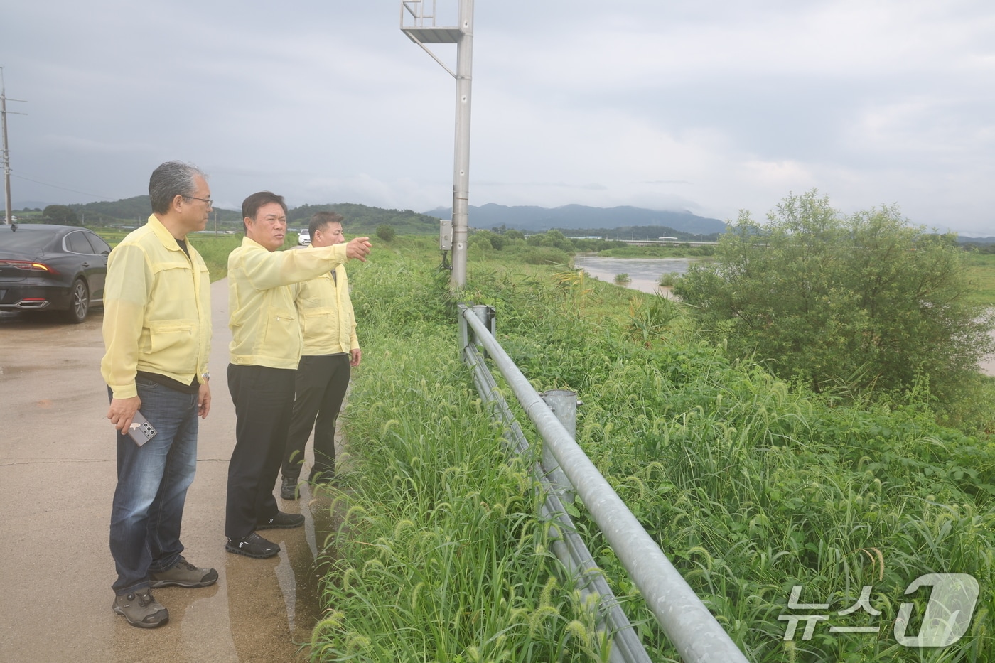 7일 이학수 전북 정읍시장이 재해 대응 공무원들과 정읍천 홍수특보 지점을 찾아 대응 체계를 점검하고 있다.&#40;정읍시 제공. 재판매 및 DB금지&#41;/뉴스1 
