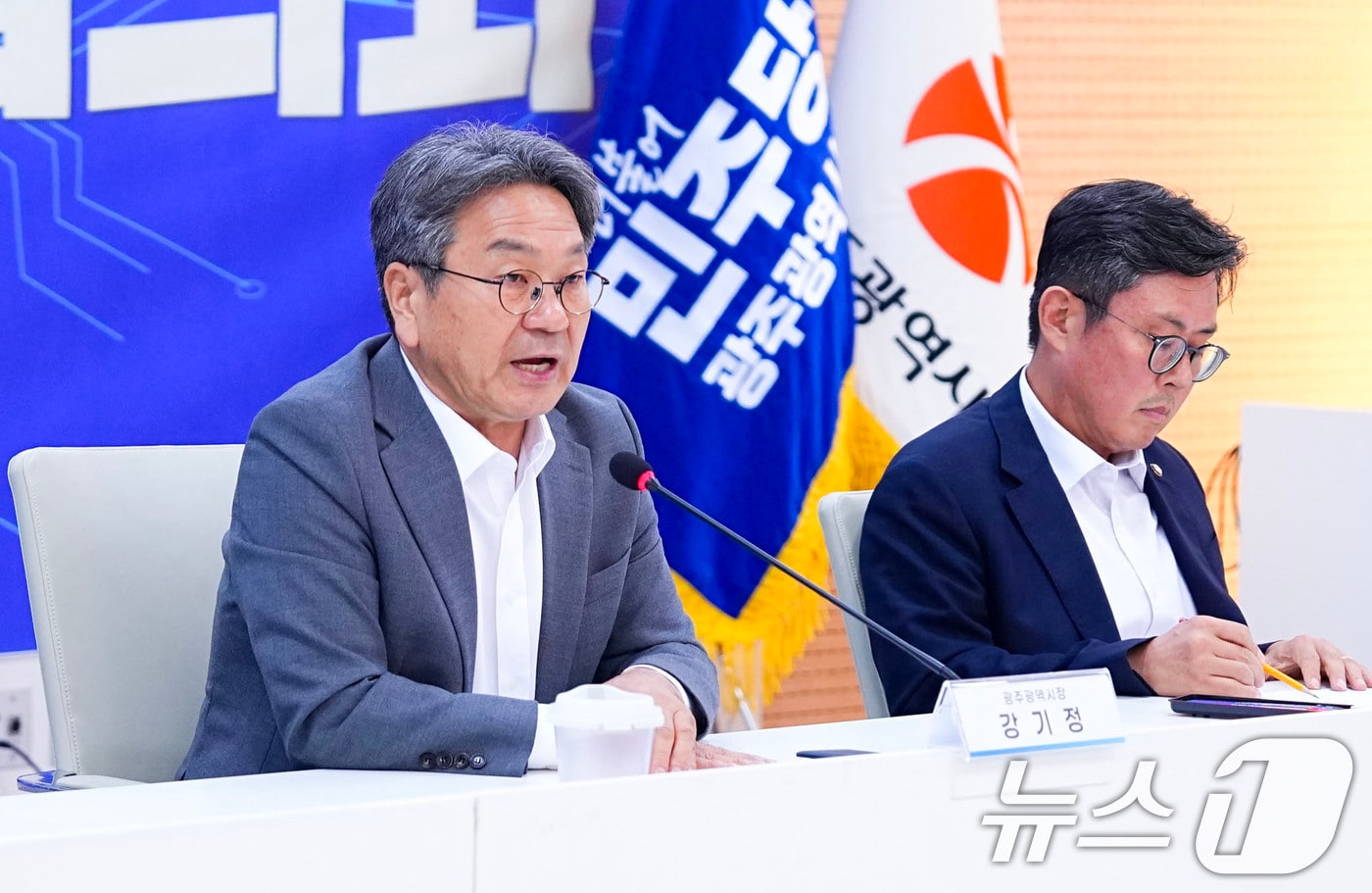 강기정 광주시장이 7일 오후 시청 중회의실에서 열린 &#39;더불어민주당 광주시당 자치분권정책협의회&#39;에 참석해 인사말을 하고 있다.&#40;광주시 제공. 재판매 및 DB 금지&#41; 2025.9.7/뉴스1