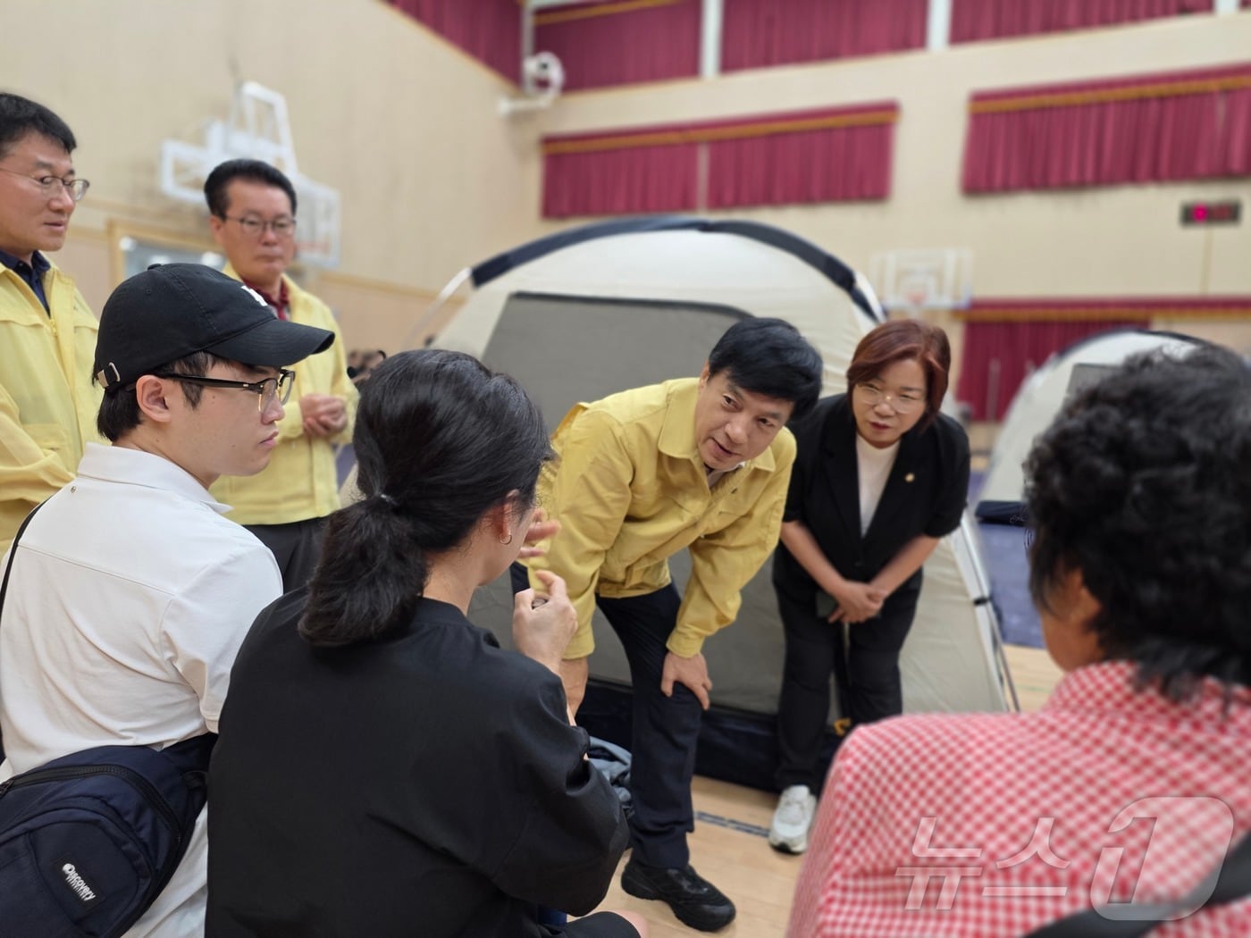 7일 이성윤 더불어민주당 의원이 집줃호우로 대피한 전북 전주시 송천2동 진기마을 주민들을 만나 애로사항을 청취하고 있다..(이성윤의원실 제공. 재판매 및 DB금지)2025.9.7/뉴스1