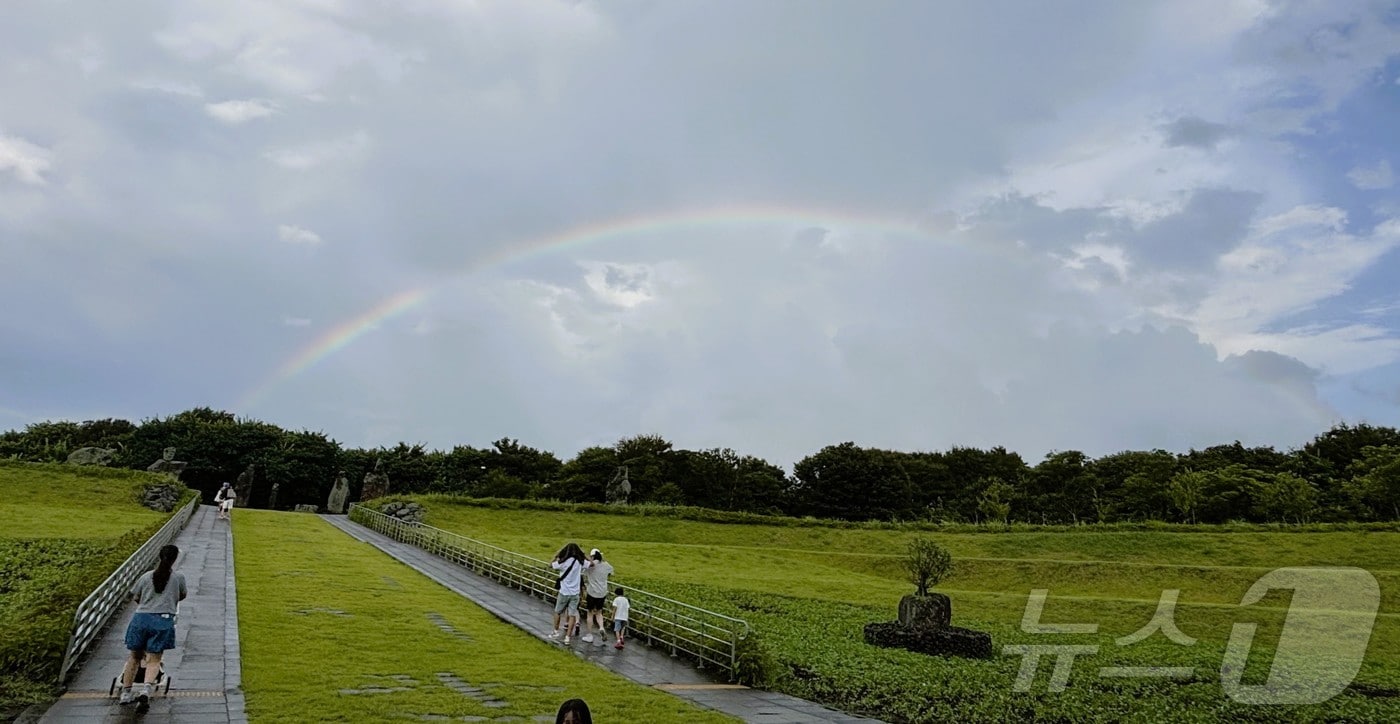 제주 지역에 소나기가 내린 뒤 그친 지난 7일 제주시 조천읍 제주돌문화공원 위로 펼쳐진 하늘에 무지개가 떠 있다. 2025.9.7/뉴스1 ⓒ News1 홍수영 기자