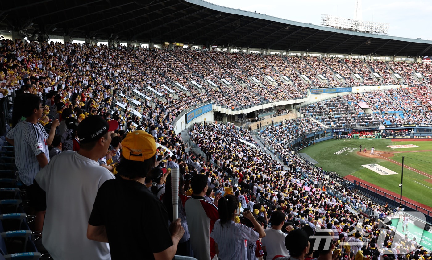7일 오후 서울 송파구 잠실야구장에서 열린 프로야구 '2025 신한 SOL 뱅크 KBO리그' LG 트윈스와 SSG 랜더스의 경기에서 야구팬들이 응원을 펼치고 있다. 2025.9.7/뉴스1 ⓒ News1 구윤성 기자