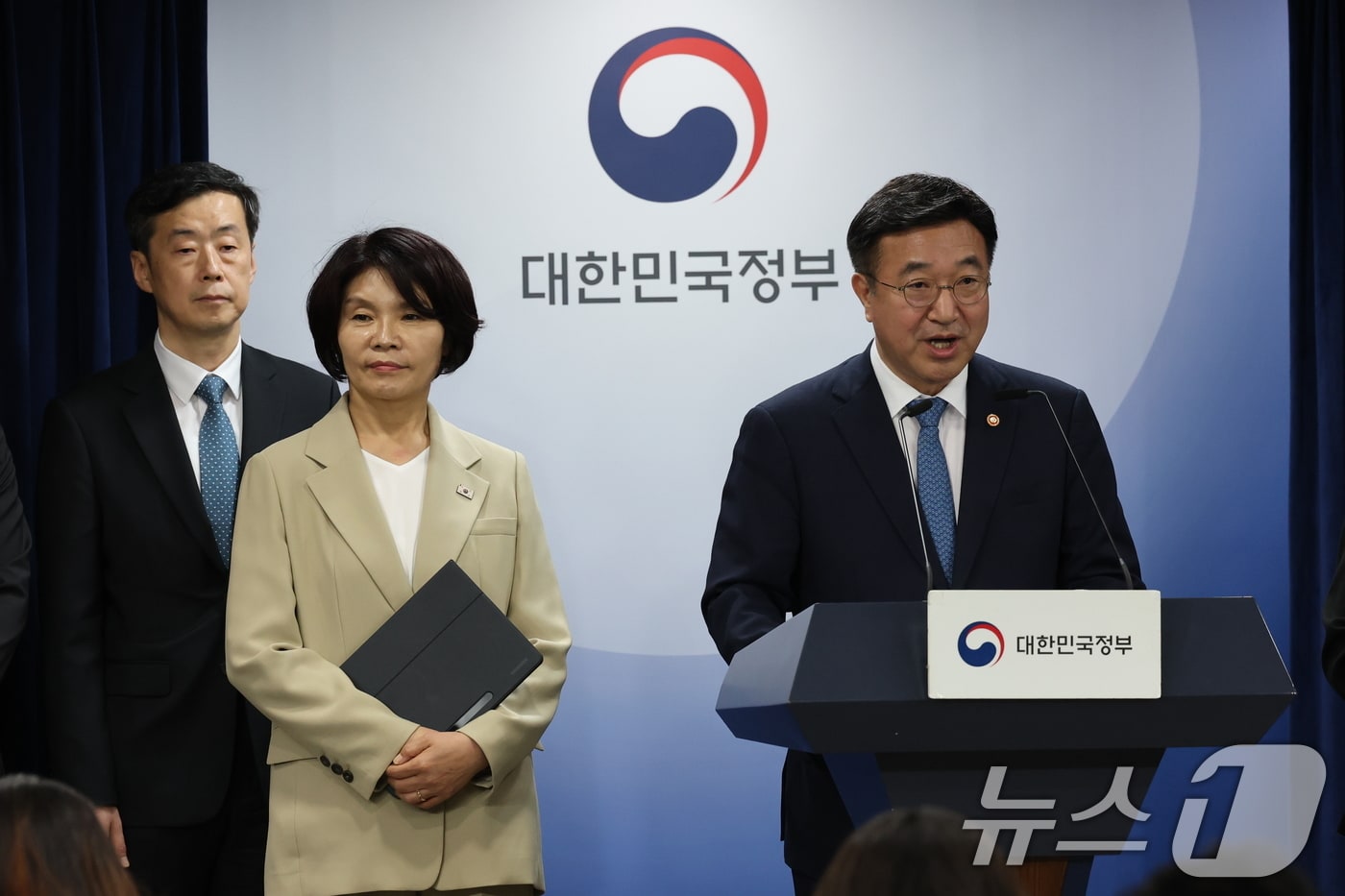 윤호중 행정안전부 장관과 한정애 더불어민주당 정책위의장이 7일 서울 종로구 정부서울청사에서 제3차 고위당정협의회 결과 브리핑을 하고 있다. 2025.9.7/뉴스1 ⓒ News1 임세영 기자