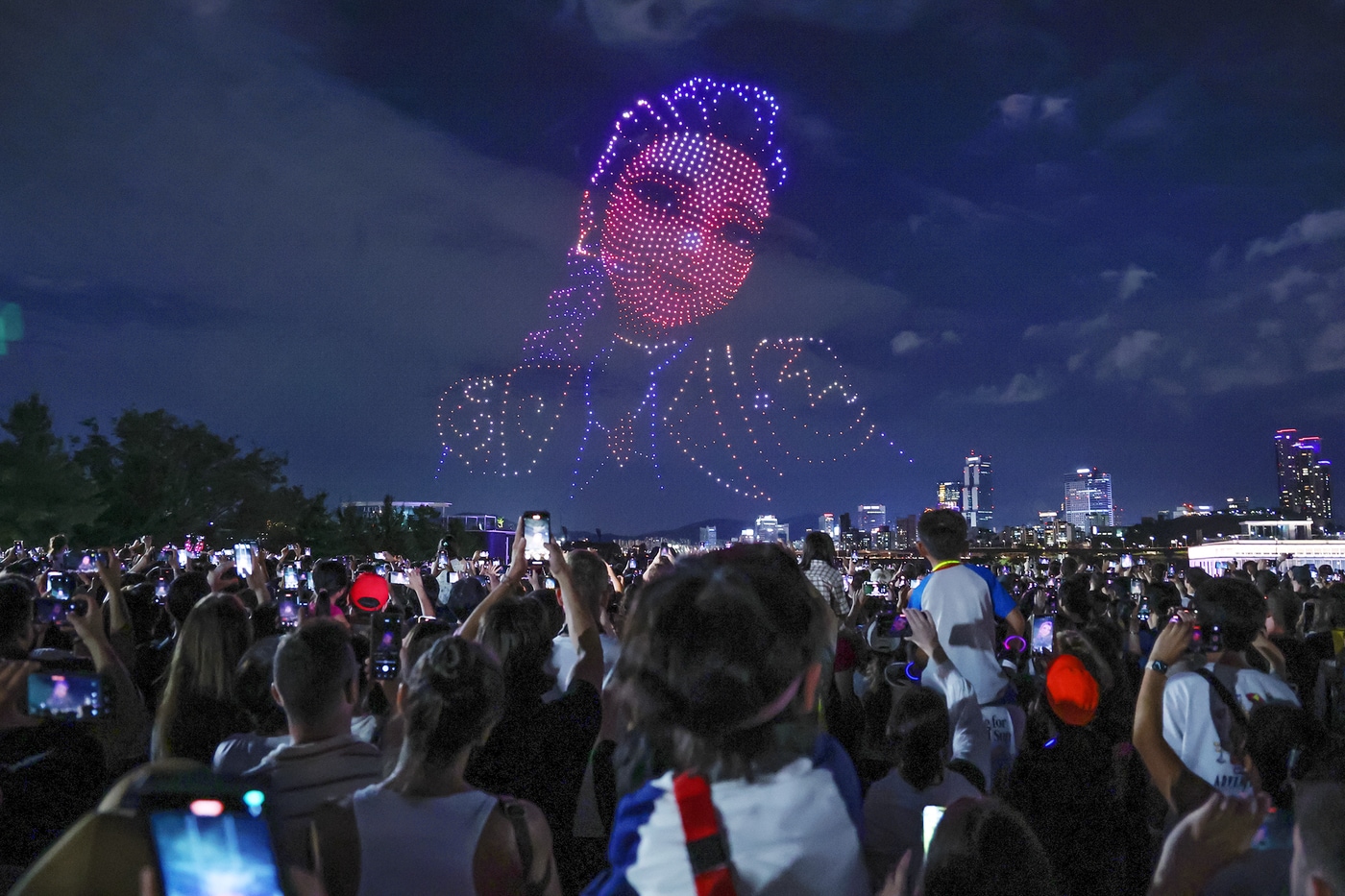 서울 광진구 뚝섬한강공원에서 열린 &#39;2025 한강 불빛 공연&#40;드론 라이트쇼&#41;&#39;에서 1,200여 대의 드론이 &#39;케이팝데몬헌터스&#40;케데헌&#41;&#39; 캐릭터들의 모습을 이루며 밤하늘을 수놓고 있다. 2025.9.7/뉴스1 ⓒ News1 구윤성 기자