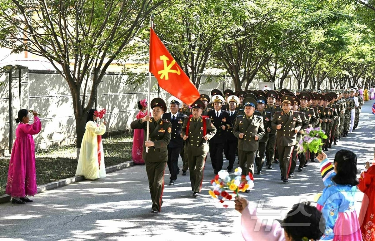 &#40;평양 노동신문=뉴스1&#41; = 북한 노동당 기관지 노동신문은 8일 &#34;김정은 동지께 삼가 올리는 충성의 편지를 채택하는 조선인민군 군무자대회가 7일 진행됐다&#34;며 &#34;편지 이어달리기 대열이 평양을 향해 출발했다&#34;라고 전했다. [국내에서만 사용가능. 재배포 금지. DB 금지. For Use Only in the Republic of Korea. Redistribution Prohibited] rodongphoto@news1.kr