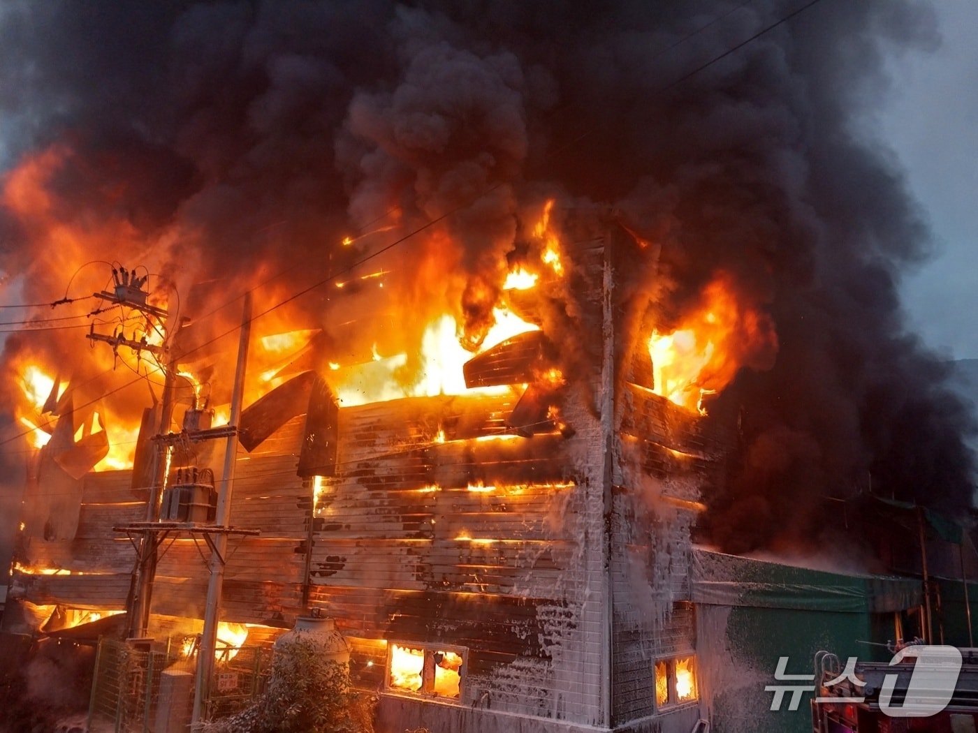 7일 오후 8시 28분쯤 김해시 상동면 매리의 한 플라스틱 사출 공장 창고에서 불이 났다. 사진은 화재 현장 모습.(경남소방본부 제공. 재판매 및 DB금지)