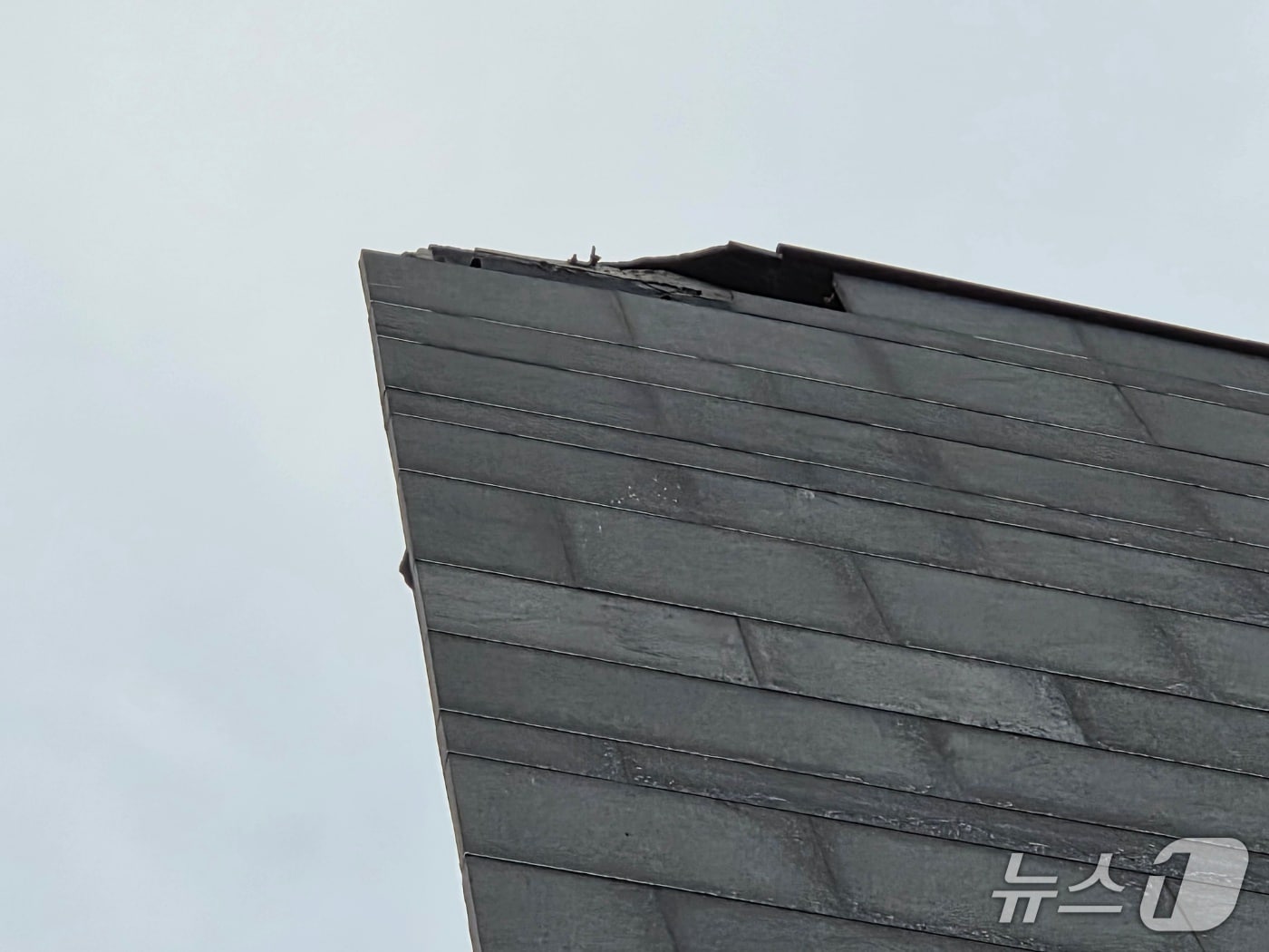  8일 새벽 제주 5층 높이 건물 외벽에 벼락이 떨어져 일부가 파손되는사고가 발생했다.(제주도 소방안전본부 제공. 재판매 및 DB 금지)/뉴스1