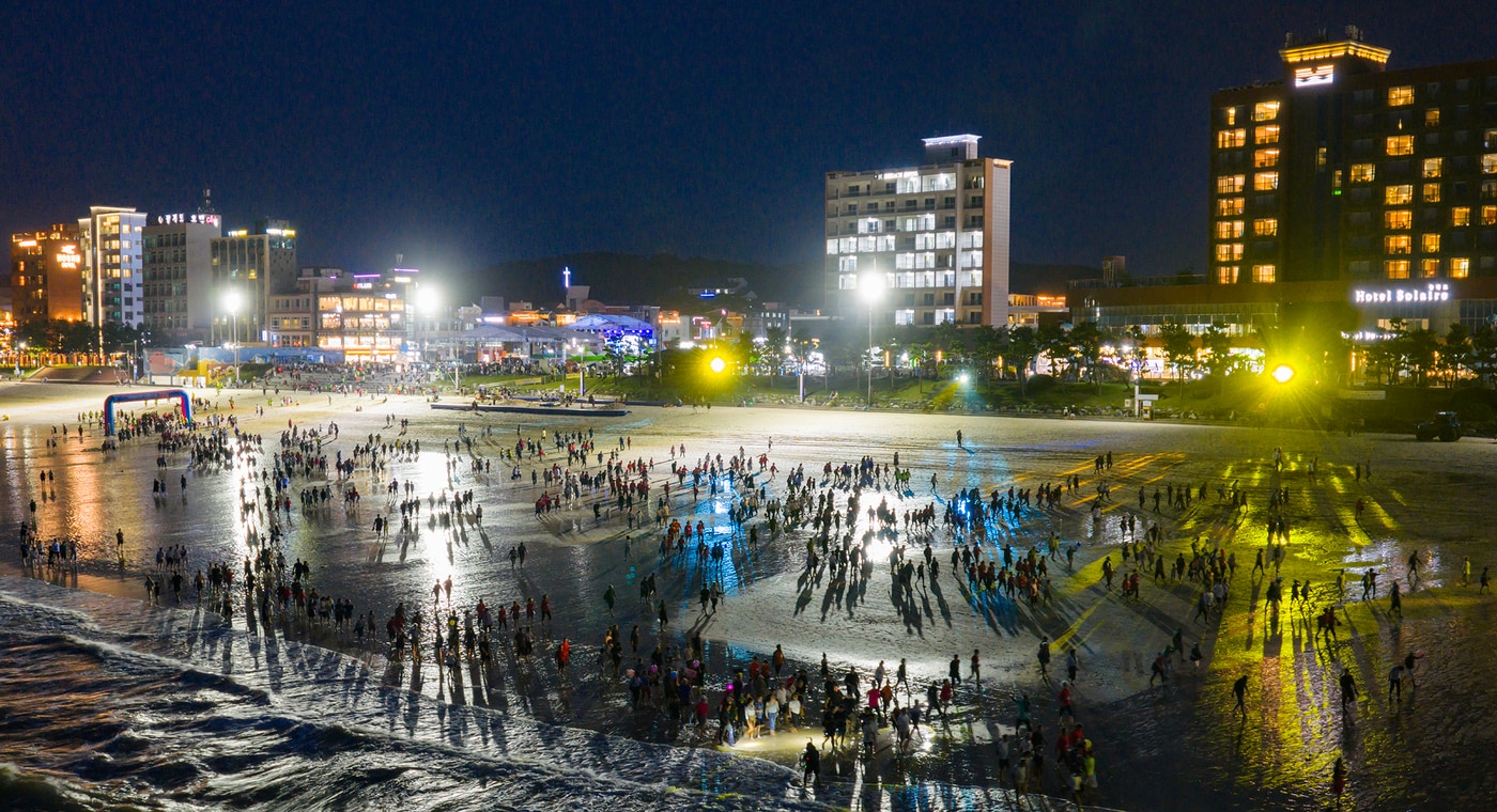 '2025 보령해변 맨발걷기 축제' 진행 모습.(보령시 제공. 재판매 및 DB금지)/뉴스1