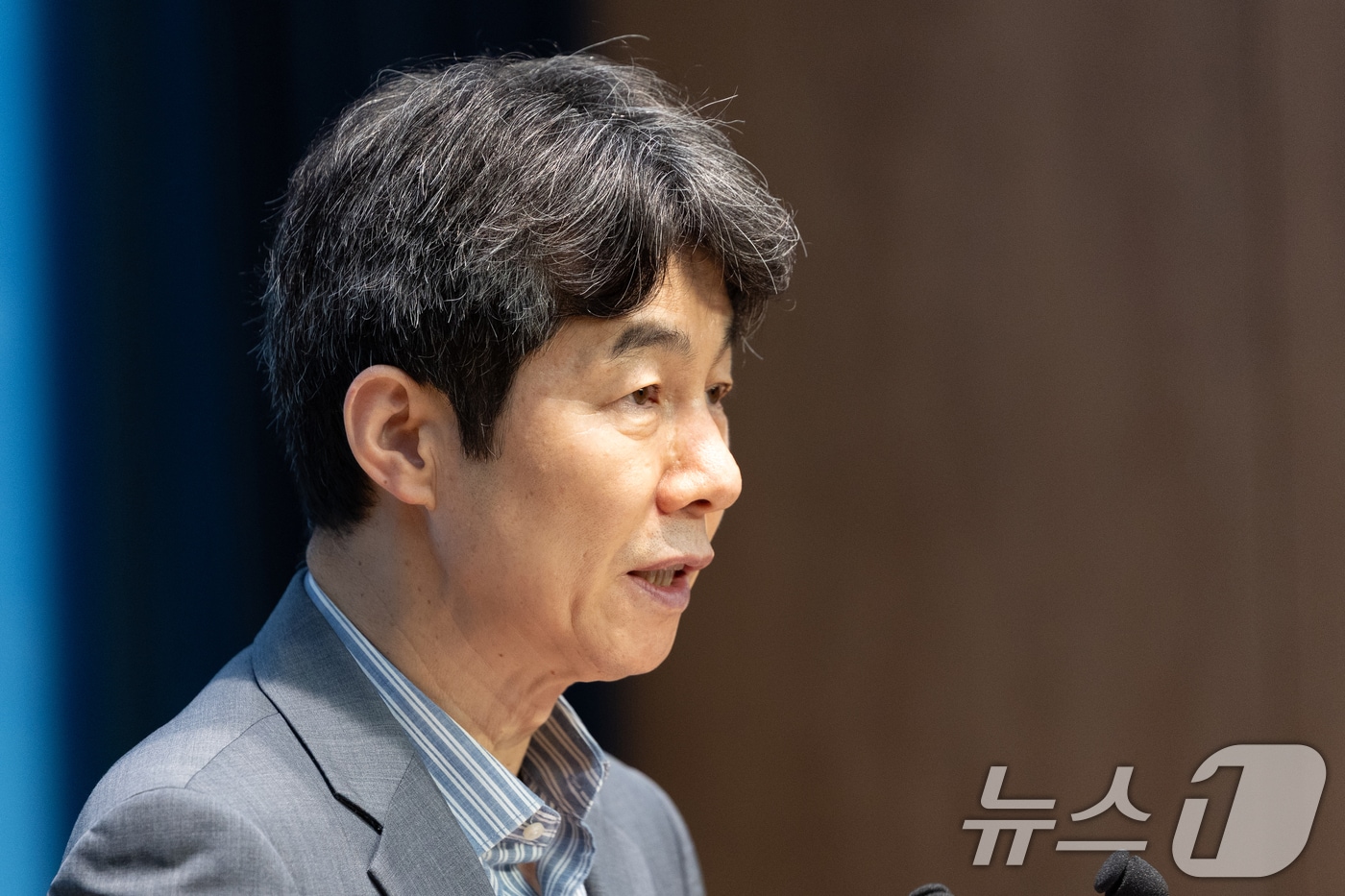 윤건영 더불어민주당 의원이 8일 서울 여의도 국회 소통관에서 국정원 계엄 공모 의혹 수사 촉구 기자회견을 하고 있다. 윤 의원은 이날 기자회견을 통해 지난 2024년 12월 3일 계엄 당일 국가정보원이 계엄사 및 합수부에 인력 파견 방안을 검토하고, 조사팀 구성 및 활동 계획까지 세웠던 사실이 확인됐으며, 이에 대한 철저한 수사가 필요하다고 말했다. 2025.9.8/뉴스1 ⓒ News1 이승배 기자