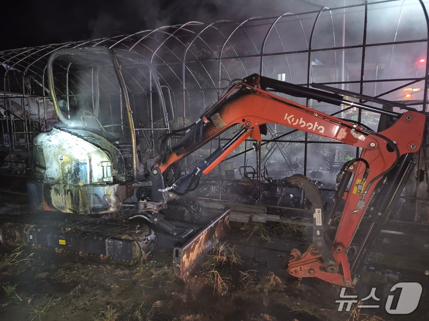  공주 의당면 비닐하우스 화재 현장. (공주소방서 제공, 재판매 및 DB금지) / 뉴스1