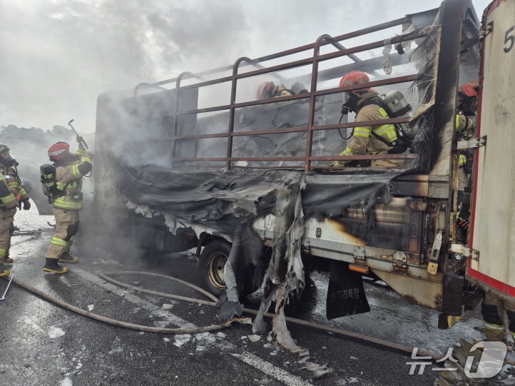 천안 당진청주고속도로 차량 화재 현장. (천안동남소방서 제공, 재판매 및 DB금지) / 뉴스1 