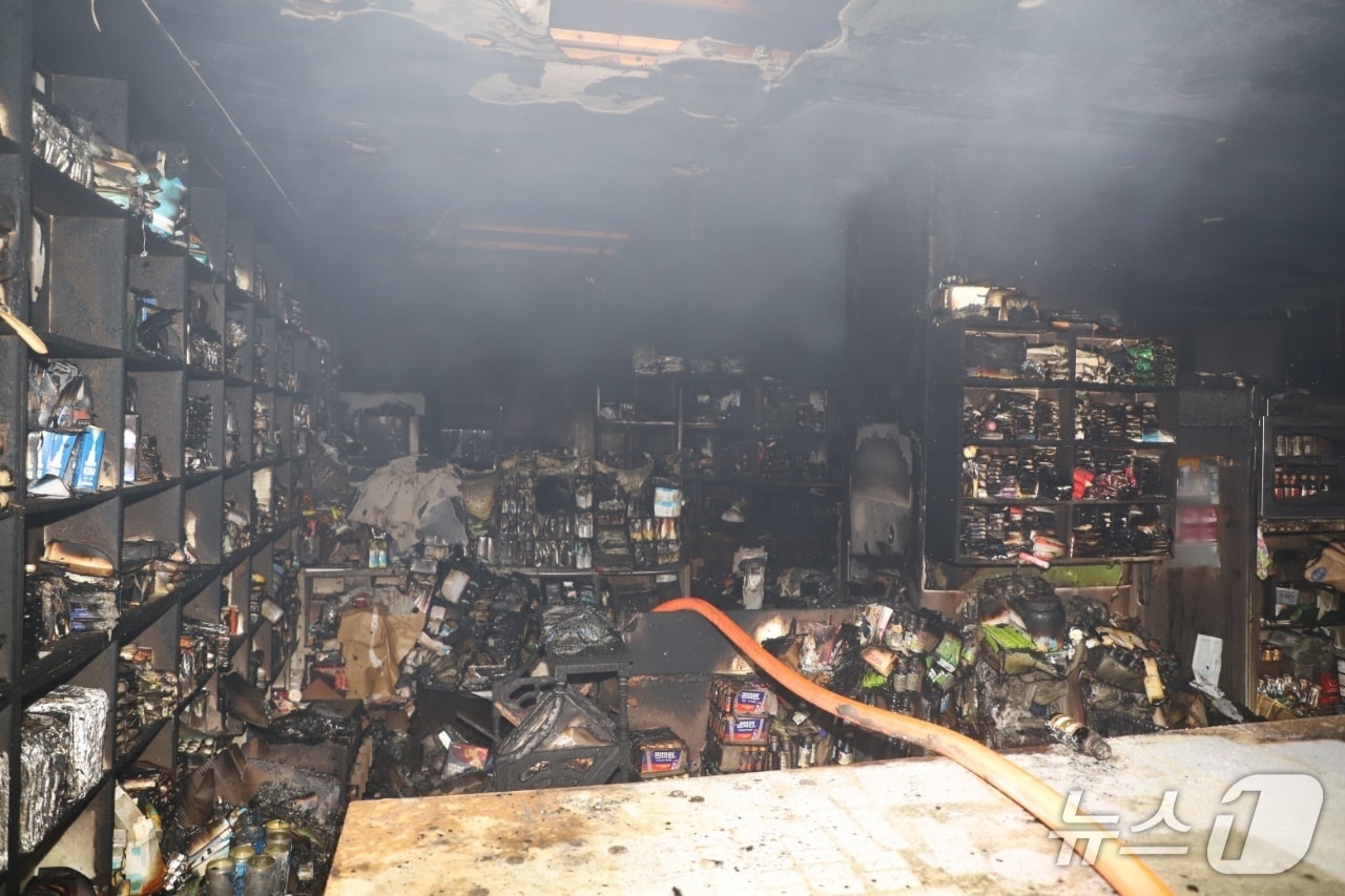  충주 성내동 약국 화재.(충주소방서 제공. 재판매 및 DB금지)/뉴스1