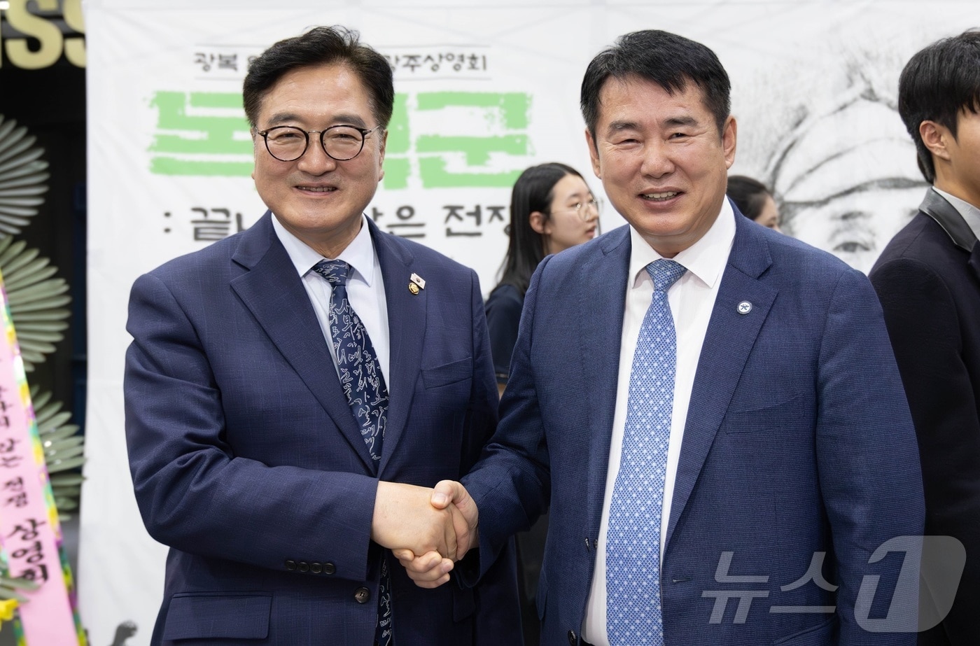 이정선 광주교육감이 5일 CGV광주금남로점에서 우원식 국회의장과 함께 다큐멘터리 영화 ‘독립군, 끝나지 않는 전쟁’을 관람하고 기념사진을 찍고 있다.(광주교육청 제공. 재배포 및 DB 금지)