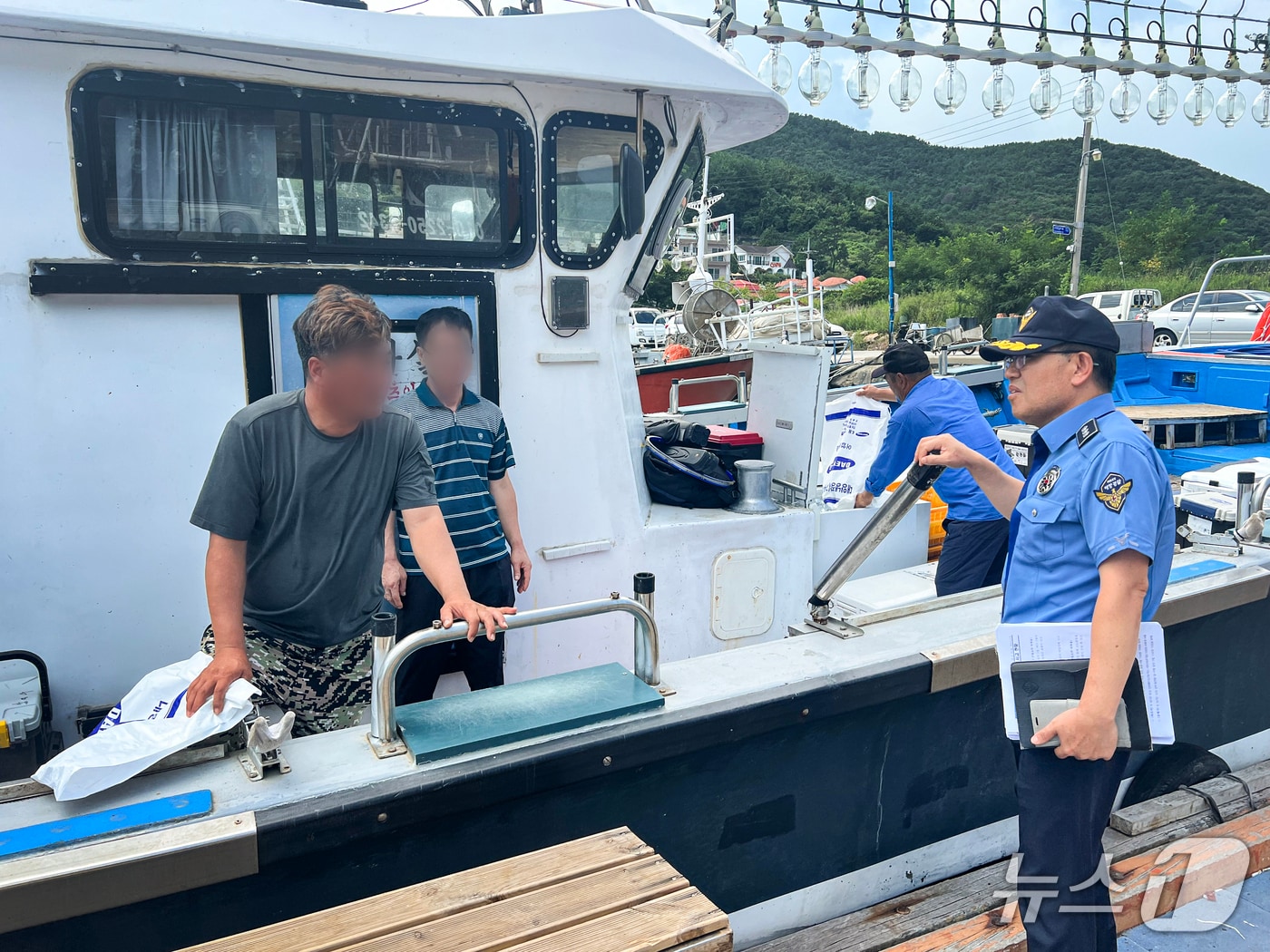 남해해경청이 가을행락철 대비 다중이용선박에 대한 안전관리를 실시하고 있다.(남해해경청 제공. 재판매 및 DB 금지)