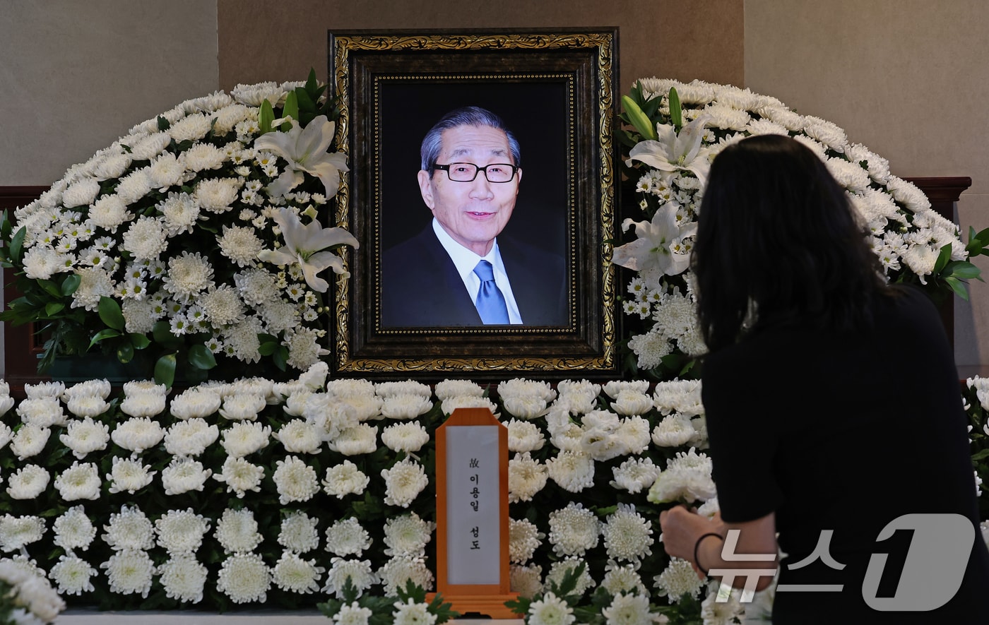 프로야구 출범에 주도적인 역할을 맡은 이용일 전 한국야구위원회(KBO) 총재 직무대행이 7일 향년 94세의 일기로 별세했다. 발인은 10일 오전 8시, 장지는 서울추모공원이다. 사진은 이날 오전 서울 종로구 서울대병원 장례식장에 마련된 고인의 빈소. ⓒ News1 오대일 기자