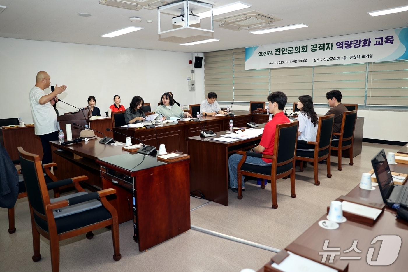 전북 진안군의회가 위원회회의실에서 소속 공무원을 대상으로 '역량강화 교육'을 실시하고 있다.(의회제공.