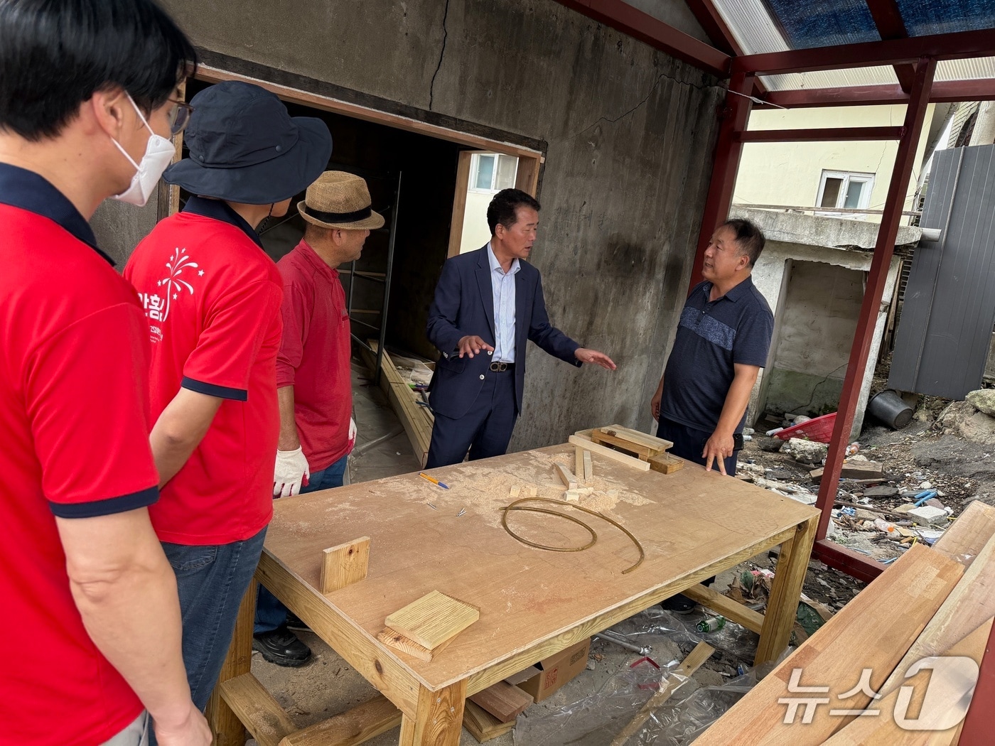 주영환 전북 진안 부군수(오른쪽 두번째)가 주요 사업장을 방문해 추진 상황을 점검하고 개선 방안에 대해 논의했다.(진안군제공. 재판매 및 DB금지)2025.9.8/뉴스1