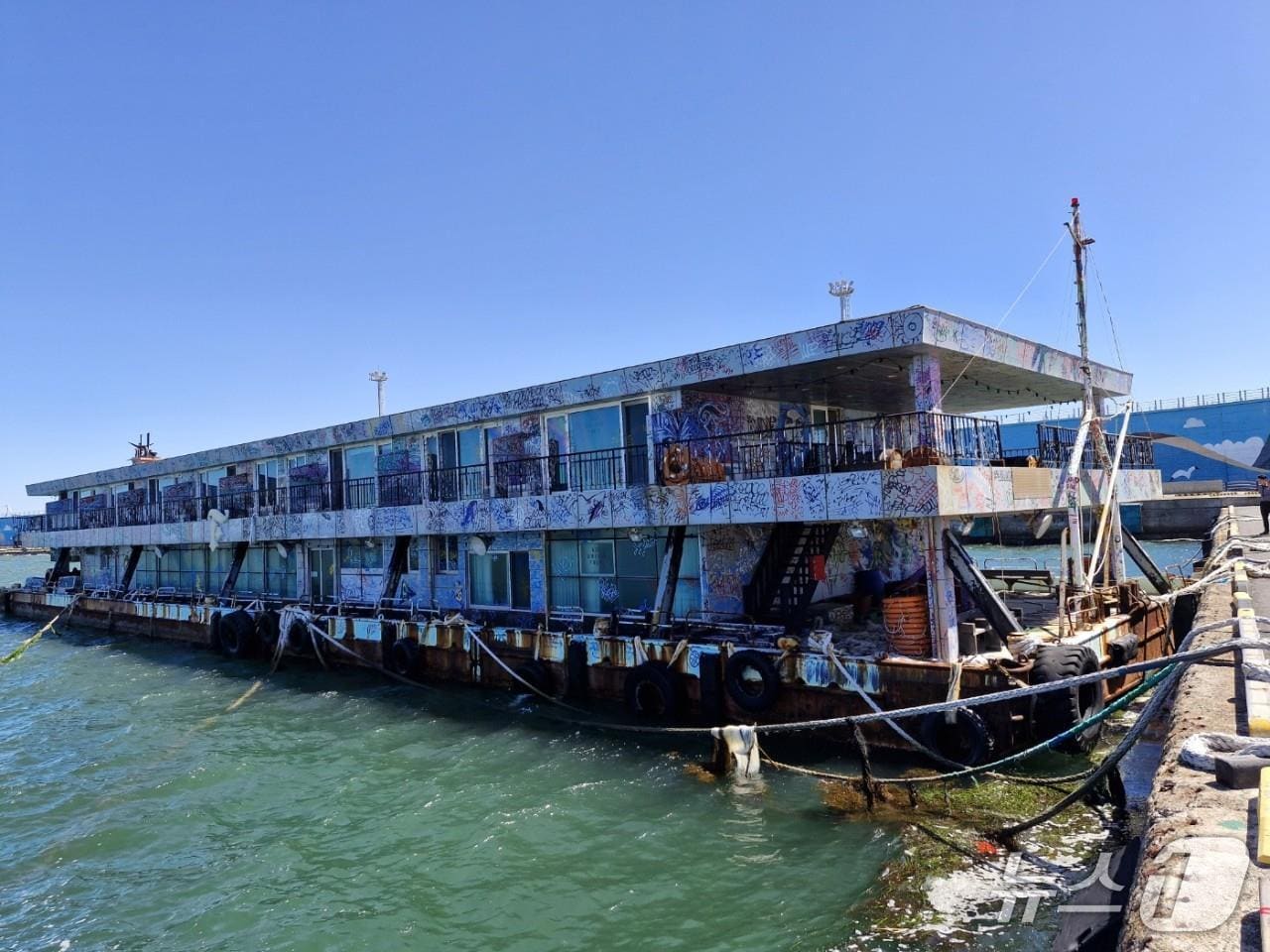  성산포항에 방치된 해상호텔(서귀포시 제공. 재판매 및 DB금지)/뉴스1