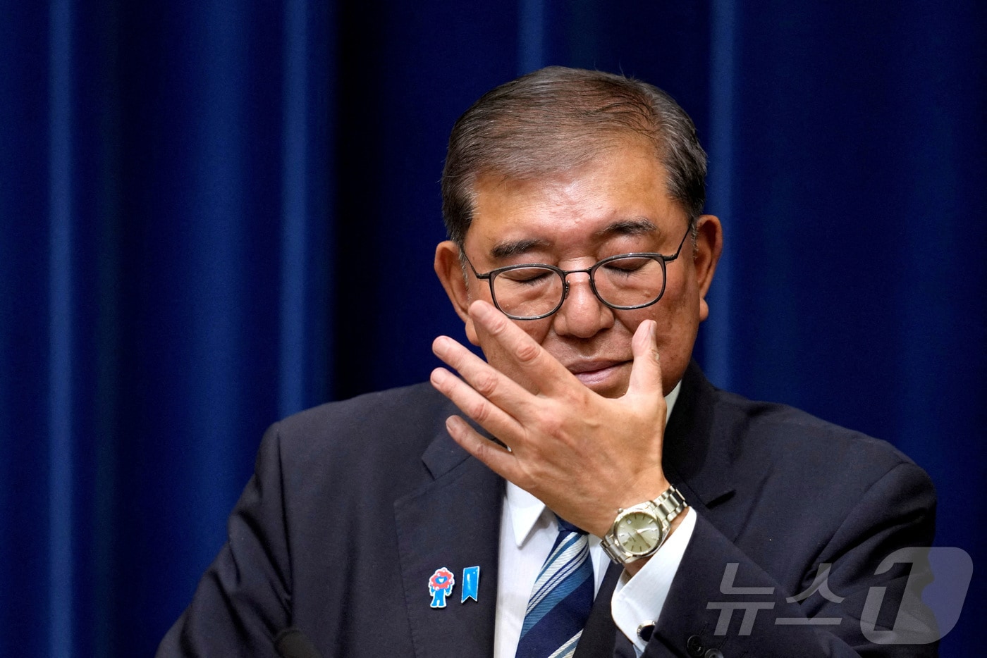 7일 일본 도쿄에서 열린 기자회견에서 이시바 시게루 일본 총리가 사임을 발표하며 안경을 고쳐 쓰고 있다.2025.09.07. ⓒ 로이터=뉴스1 ⓒ News1 권영미 기자