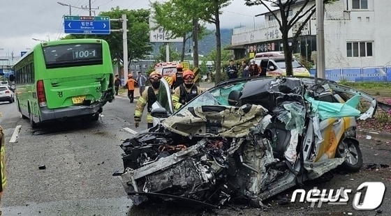21일 오전 9시 9분쯤 대구 수성구 연호동 방공포병학교 인근 교통사고 현장.&#40;대구소방본부 제공. 재판매 및 DB 금지&#41;