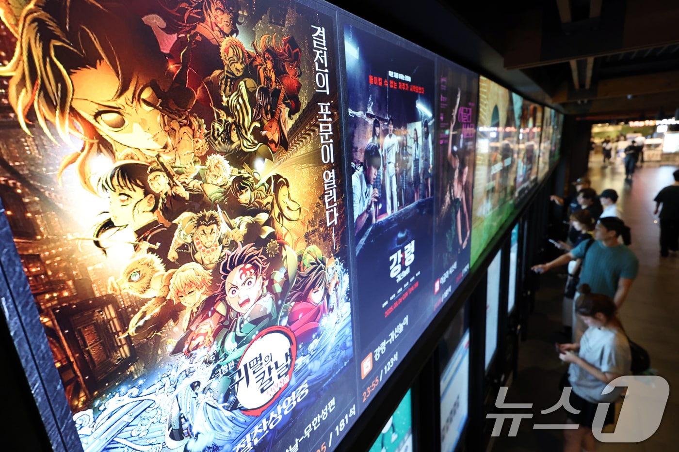 애니메이션 영화 '극장판 귀멸의 칼날: 무한성편'의 흥행이 이어지며 400만 관중 돌파를 앞둔 8일 서울의 한 영화관을 찾은 관객이 키오스크를 통해 티켓을 출력하고 있다. 영화진흥위원회 영화관입장권 통합전산망 집계에 따르면, '극장판 귀멸의 칼날: 무한성편'은 7일 17만 9724명의 관객을 동원하며 1위를 유지했다. 누적 관객 수는 395만 7581명으로 400만 관중 돌파를 목전에 두고 있다. 2025.9.8/뉴스1 ⓒ News1 박정호 기자