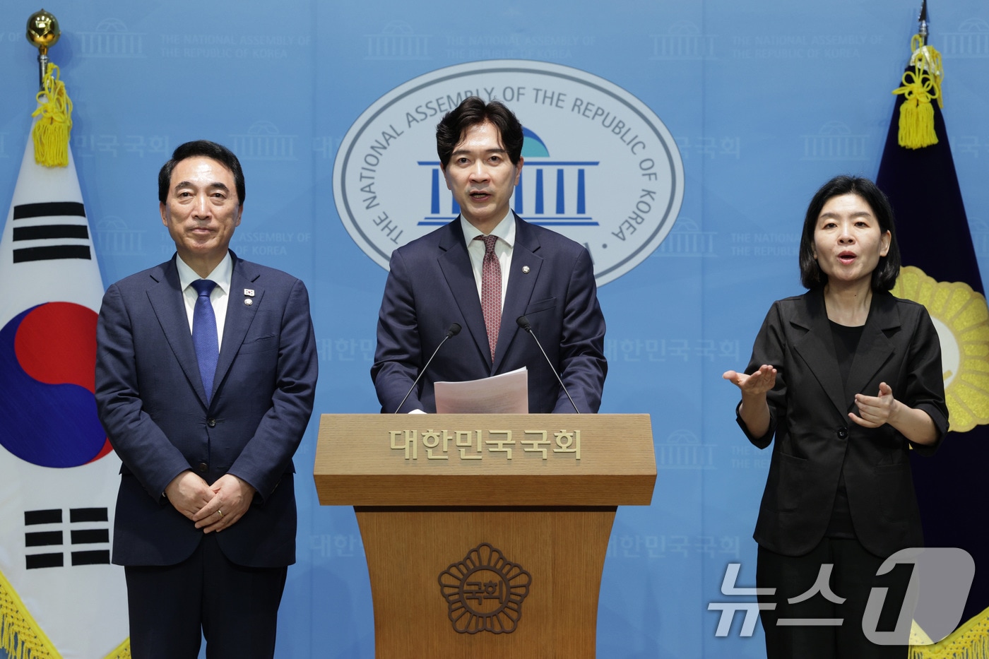 박수현 더불어민주당 수석대변인(왼쪽)과 박성훈 국민의힘 수석대변인이 8일 오후 서울 여의도 국회 소통관에서 대통령-여야 당대표 회동 결과 공동 브리핑을 하고 있다. 이번 브리핑에서 각 수석대변인은 여·야·정이 민생 문제 해결을 위한 민생경제협의체를 구성하기로 합의했다고 발표했다. 2025.9.8/뉴스1 ⓒ News1 신웅수 기자