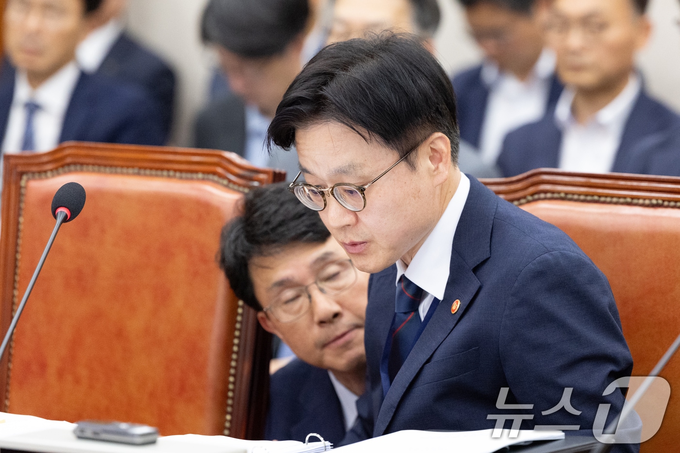 8일 서울 여의도 국회에서 열린 제429회국회(정기회) 산업통상자원중소벤처기업위원회 제1차 전체회의에 출석한 김정관 산업통상자원부 장관이 자료를 살펴보고 있다. 2025.9.8/뉴스1 ⓒ News1 이승배 기자