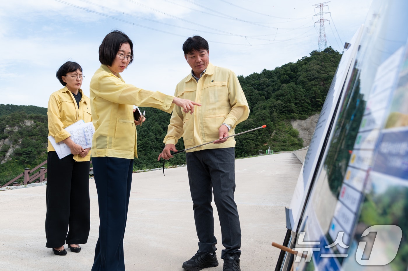 이미선 기상청장이 최악의 가뭄으로 국가재난사태가 선포된 강릉지역 가뭄 현장을 방문해 오봉저수지의 저수 현황과 용수 공급 현황에 대한 설명을 듣고 있다. &#40;기상청 제공. 재판매 및 DB 금지&#41; 2025.9.8/뉴스1