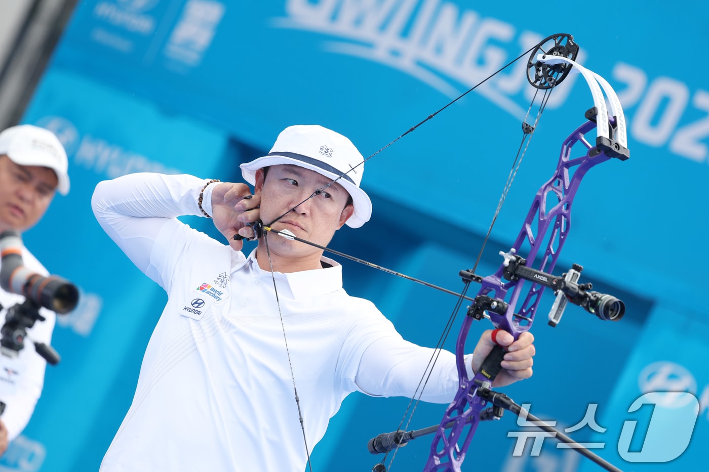 8일 오후 광주 동구 5·18민주광장에서 열린 2025 세계양궁선수권대회 컴파운드 남자 개인 동메달 결정전에서 최용희가 화살을 쏘고 있다. 2025.9.8 ⓒ 뉴스1 이승현 기자