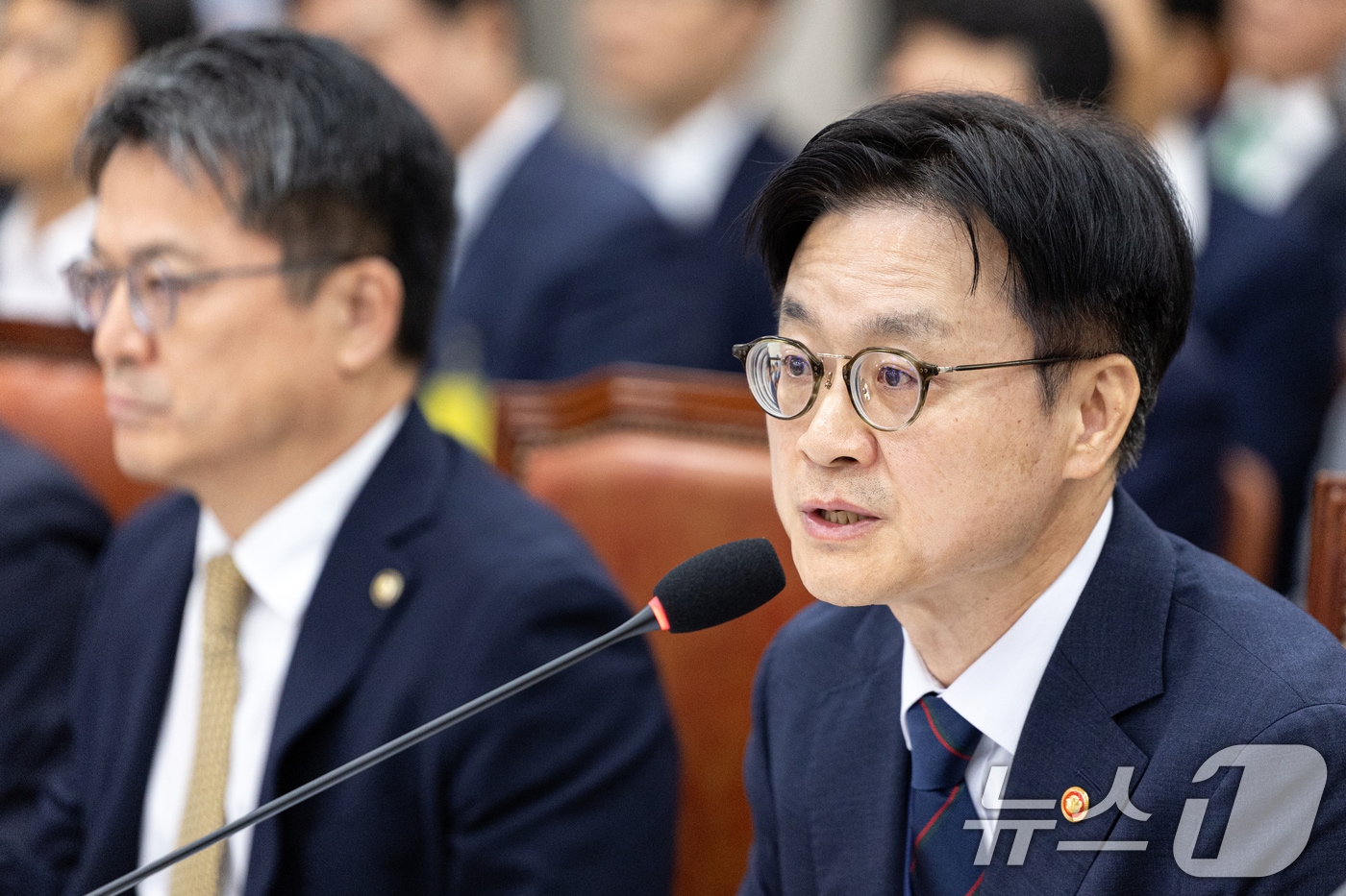 8일 서울 여의도 국회에서 열린 제429회국회(정기회) 산업통상자원중소벤처기업위원회 제1차 전체회의에 출석한 김정관 산업통상자원부 장관이 현안 질의에 답변하고 있다. 2025.9.8/뉴스1 ⓒ News1 이승배 기자