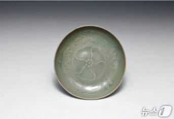 경기도 유형 문화유산으로 지정된 이천시립월전미술관 소장 ‘청자양각규화문접시’.(이천시 제공)