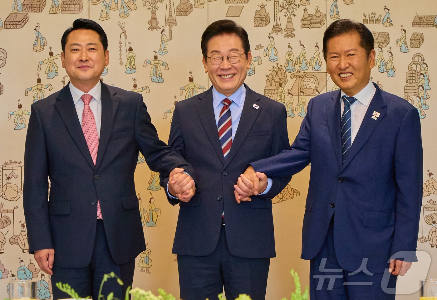 이재명 대통령이 지난해 9월 8일 서울 용산 대통령실 청사에서 열린 여야 지도부 오찬 회동에서 정청래 더불어민주당 대표, 장동혁 국민의힘 대표와 기념촬영을 하고 있다. (대통령실 제공. 재판매 및 DB 금지) 2025.9.8 ⓒ 뉴스1 이재명 기자