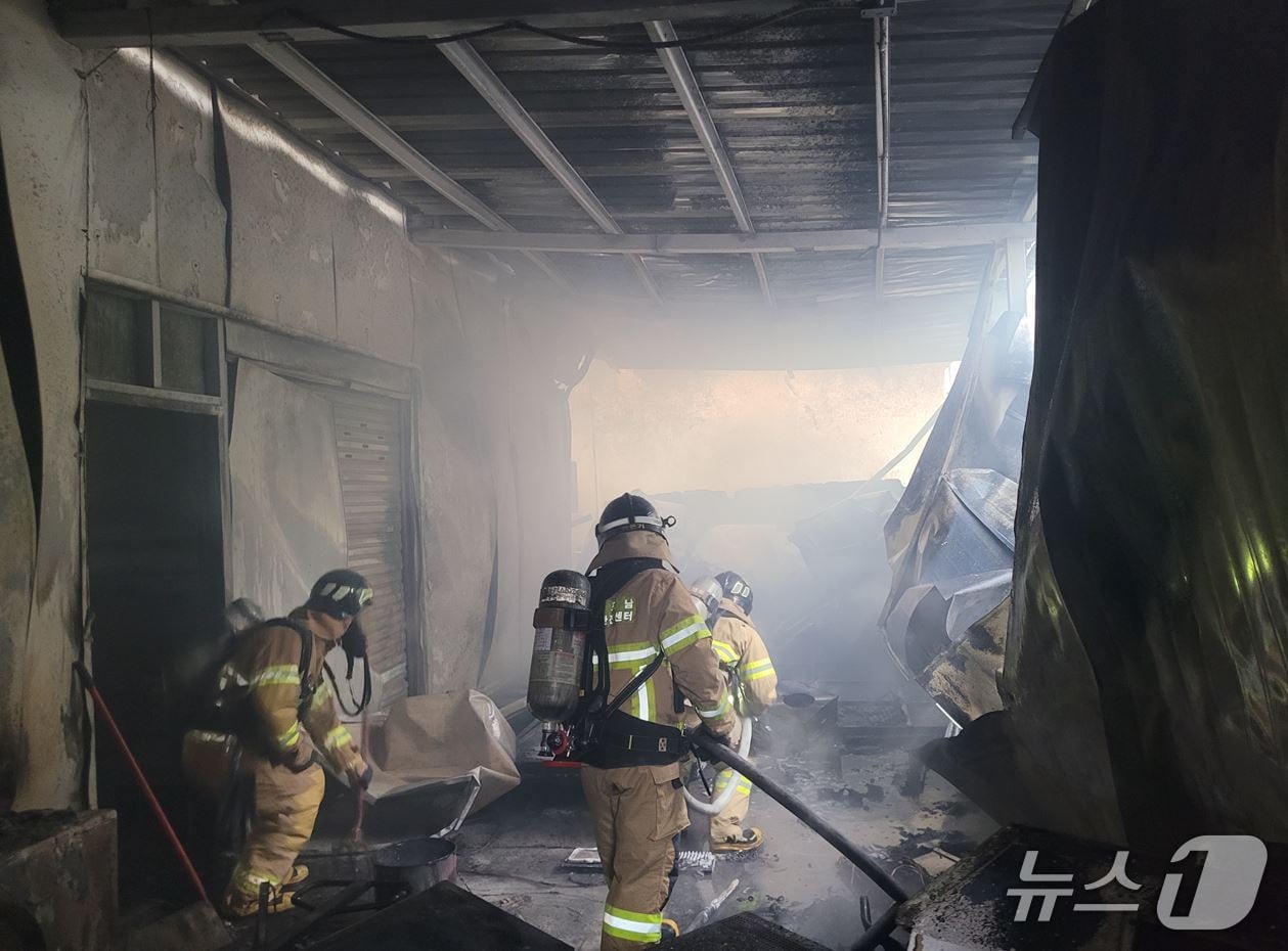 8일 오후 4시45분쯤 경북 포항시 남구 연일읍 택전리에 있는 한 공장에서 원인을 알 수 없는 불이 나 1층 공장동을 태운 후 40여 분만에 진화됐다. 신고를 받고 출동한 119대원들이 진화작업에 나서고 있다. (경북소방본부제공, 재판매 및 DB금지) 2025.9.8/뉴스1