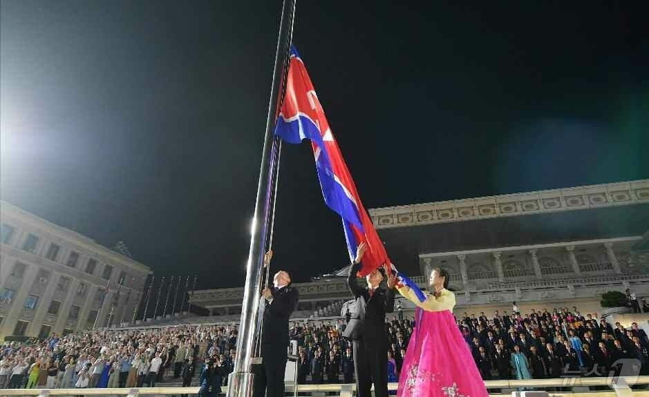 &#40;평양 노동신문=뉴스1&#41; = 북한 노동당 기관지 노동신문은 정권 창건일&#40;9월9일&#41; 77주년을 맞아 지난 8일 저녁 평양에서 국기게양식이 진행됐다고 9일 보도했다. [국내에서만 사용가능. 재배포 금지. DB 금지. For Use Only in the Republic of Korea. Redistribution Prohibited] rodongphoto@news1.kr