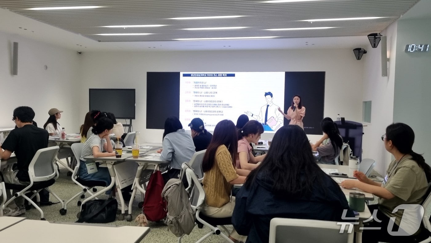2025년 서울청년센터 서초에서 진행된 커리어코스 운영 현장이다. 참여자들이 강사의 커리큘럼 설명을 듣고 있다.