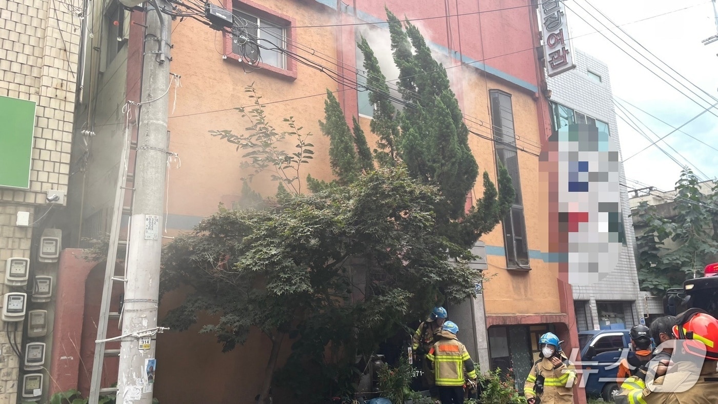 지난 8일 낮 12시59분쯤 대구 서구 평리동의 한 여관에서 불이 나 소방 당국이 진화하고 있다.(대구소방안전본부 제공.재판매 및 DB금지)