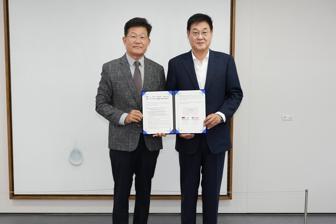 김승환(왼쪽)KT에스테이트 대표이사와 정문헌 종로구청장이 업무협약식 기념 촬영을 하고 있다.(종로구 제공)