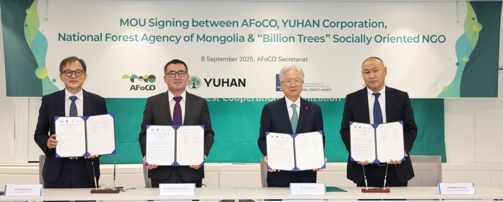 박종호 아시아산림협력기구(AFoCO) 사무총장(왼쪽부터),오윤사나 몽골 산림청장, 조욱제 유한양행 대표이사, 볼드바타르 빌리언 트리스 (NGO) 대표가 기념촬영을 하고 있다. /사진제공 = 유한양행