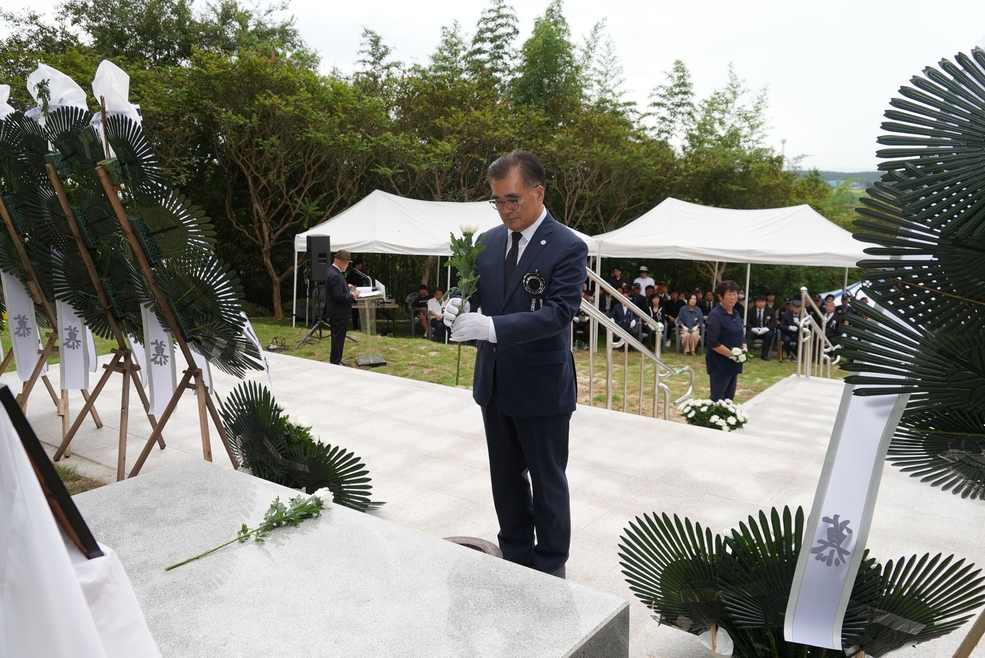 김기웅 군수가 반공오열사 묘역에 헌화하고 있다.(서천군 제공. 재판매 및 DB금지)/뉴스1