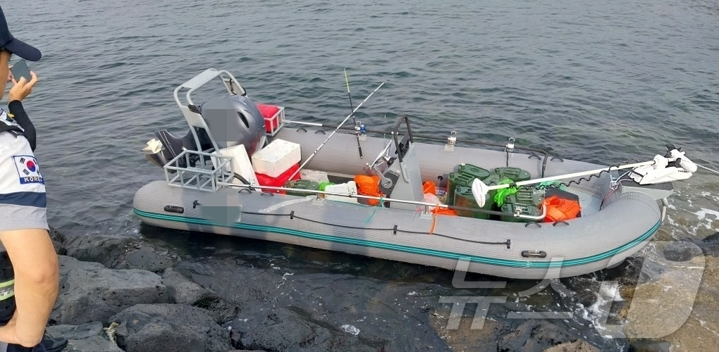 지난해 9월 제주시 한경면 용수리 해안가에서 발견된 밀입국 고무보트. ⓒ 뉴스1 