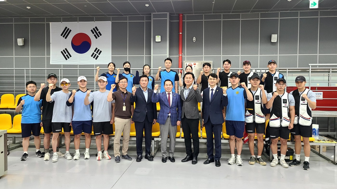 대한사격연맹이 국군체육부대 사격선수단을 격려 방문하고 훈련지원금을 전달했다.(대한사격연맹 제공)