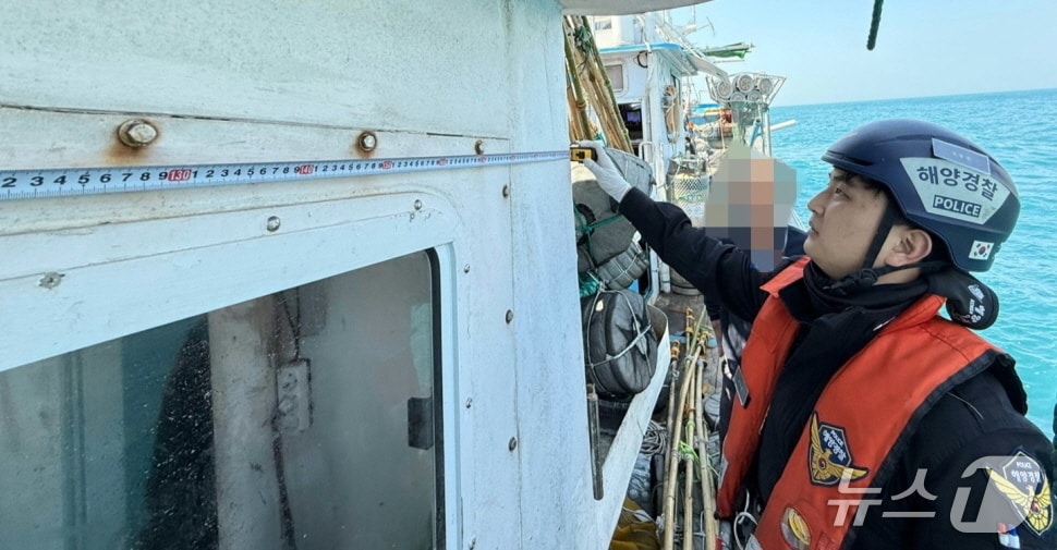 선박 불법 증·개축 단속하는 완도해경의 모습.(완도해경 제공. 재판매 및 DB 금지)