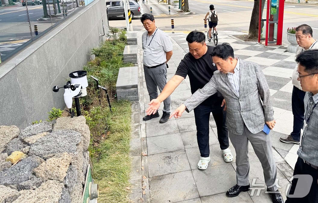 고우일 농협중앙회 제주본부장이 농협중앙회 제주본부 사옥 외부에 설치된 스마트 화단을 살펴보고 있다.(농협중앙회 제주본부 제공, 재판매 및 DB 금지)