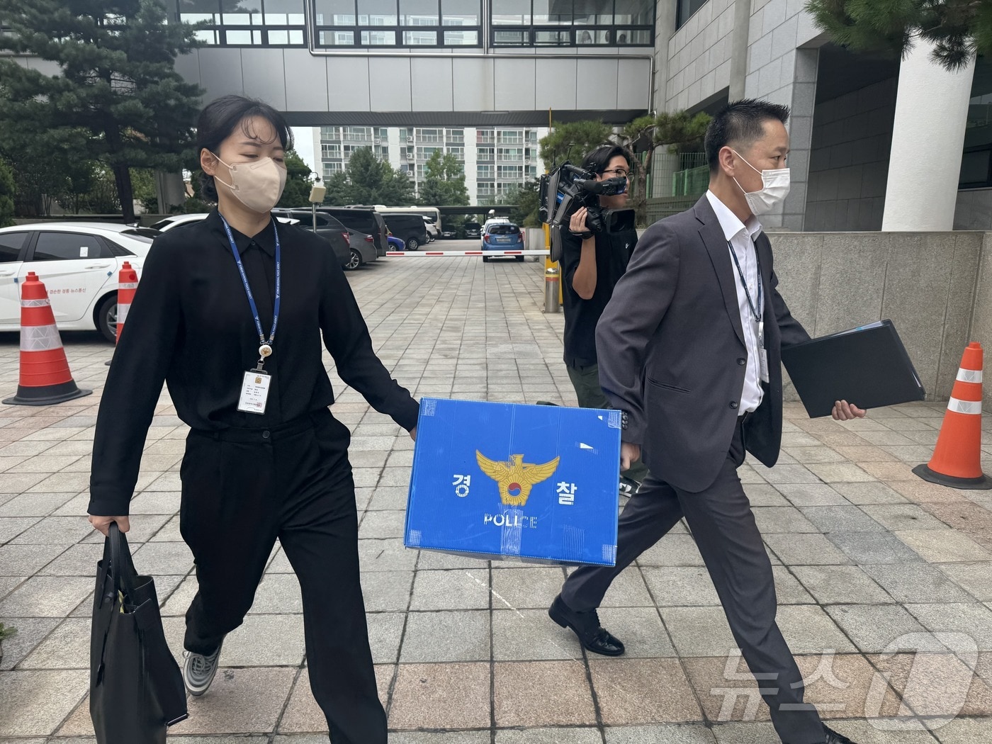 인천경찰청 반부패경제범죄수사대 수사관들이 9일 인천시청 사무실을 공직선거법 위반 혐의로 압수수색 후 압수물을 들고 나서고 있다. 2025.9.9/뉴스1 ⓒ News1 박소영 기자